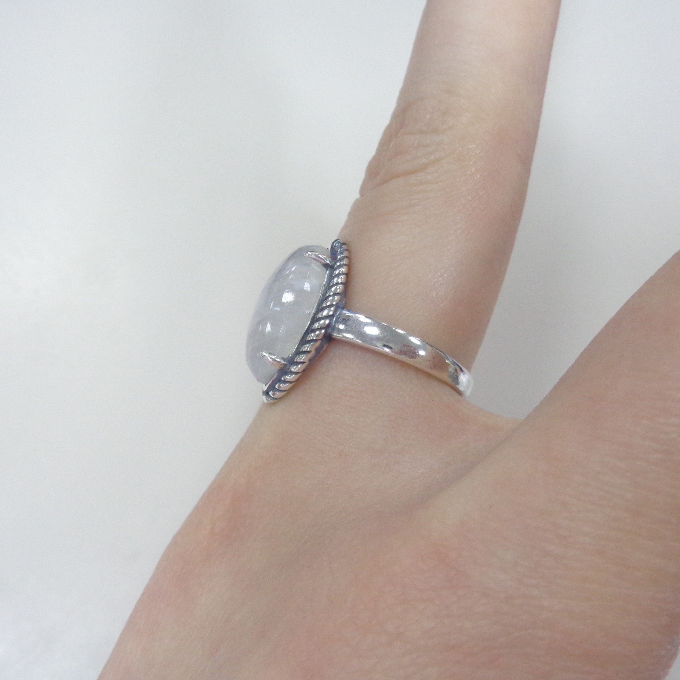 Серебряное кольцо с лунным камнем